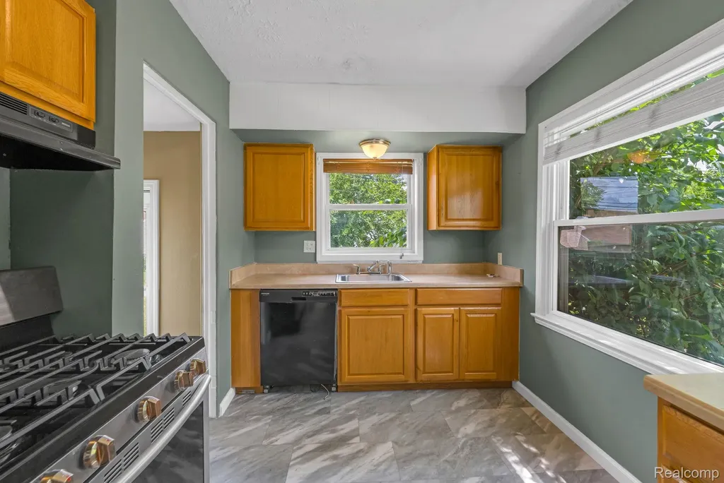 7641 Pelham Road Allen Park City MI 48101
