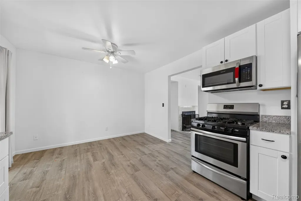 20471 Hollywood Street Harper Woods City MI 48225