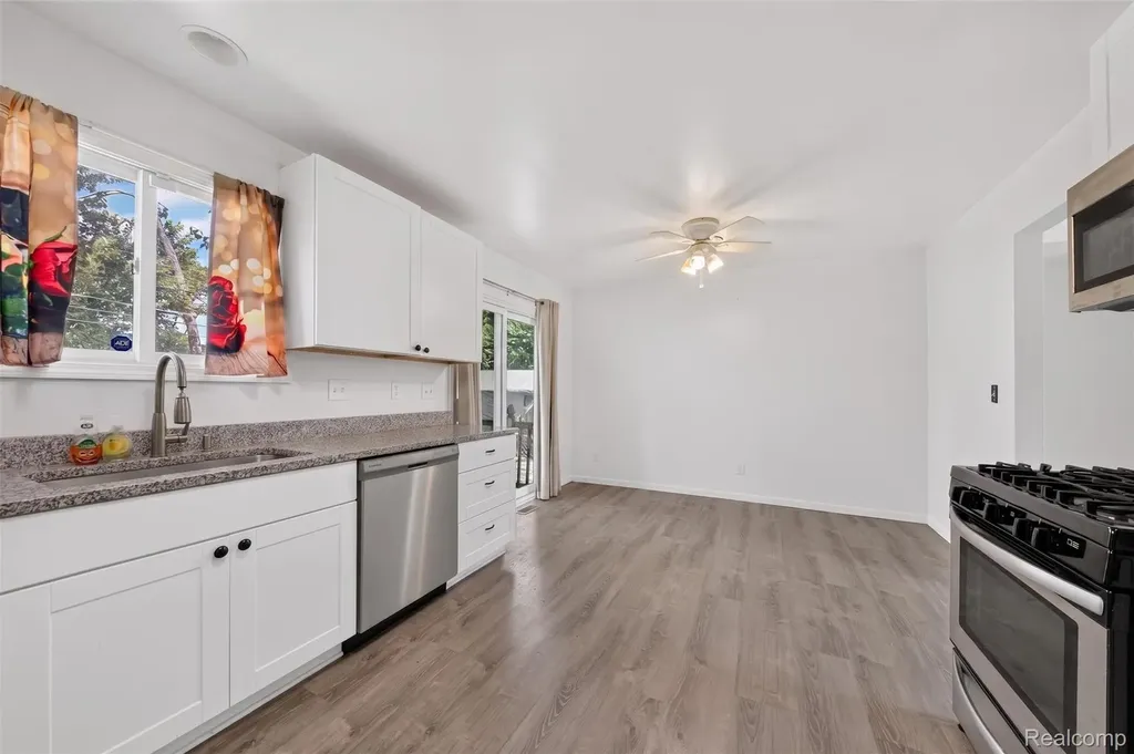 20471 Hollywood Street Harper Woods City MI 48225