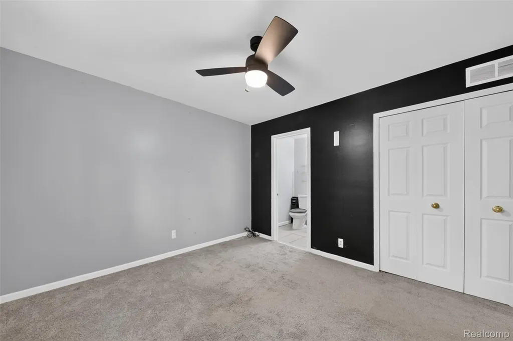 20471 Hollywood Street Harper Woods City MI 48225