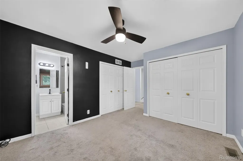 20471 Hollywood Street Harper Woods City MI 48225