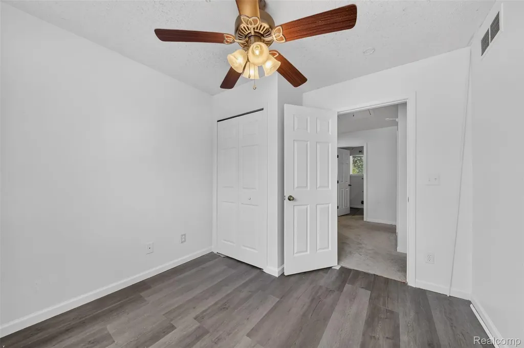 20471 Hollywood Street Harper Woods City MI 48225