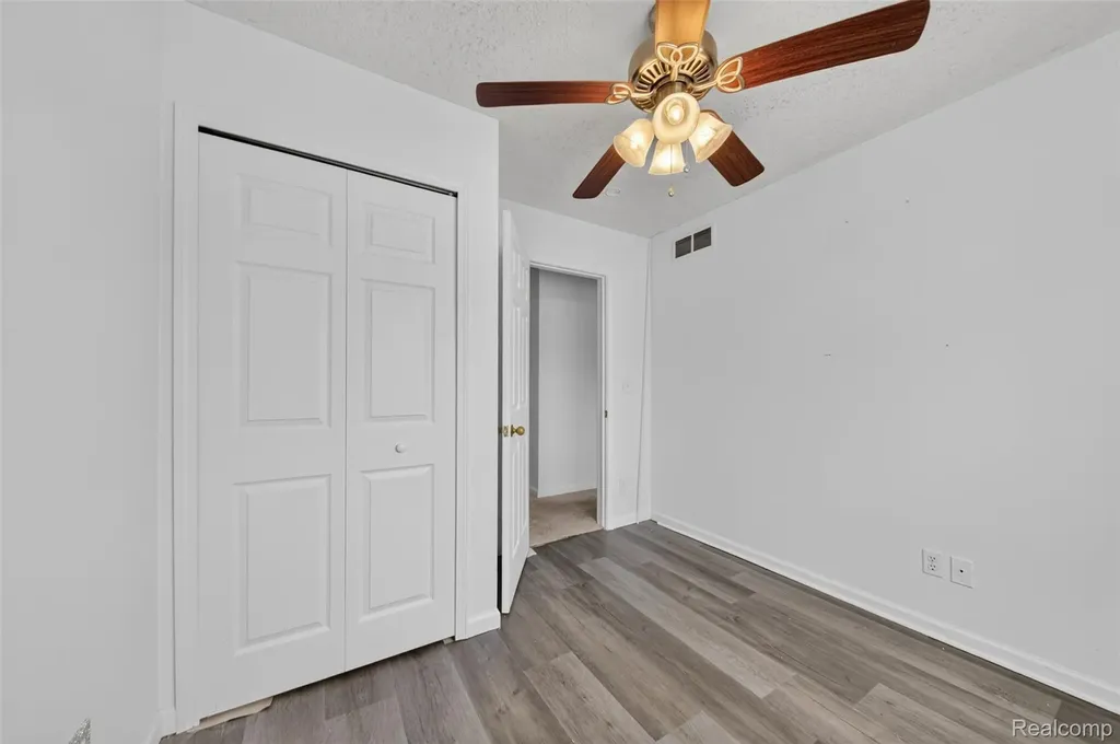 20471 Hollywood Street Harper Woods City MI 48225