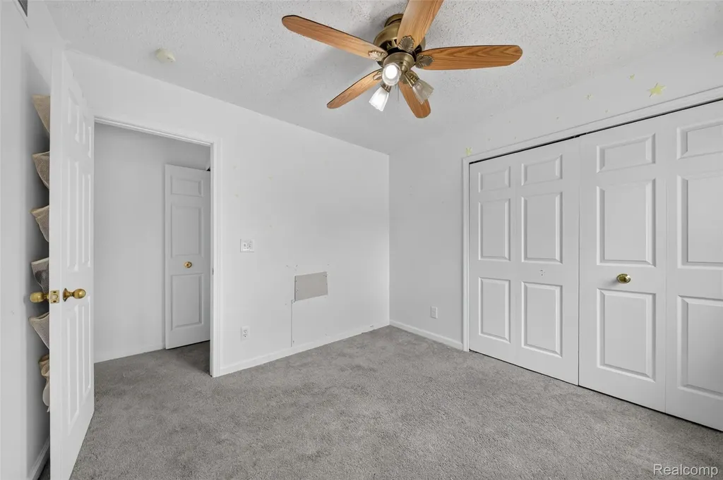 20471 Hollywood Street Harper Woods City MI 48225