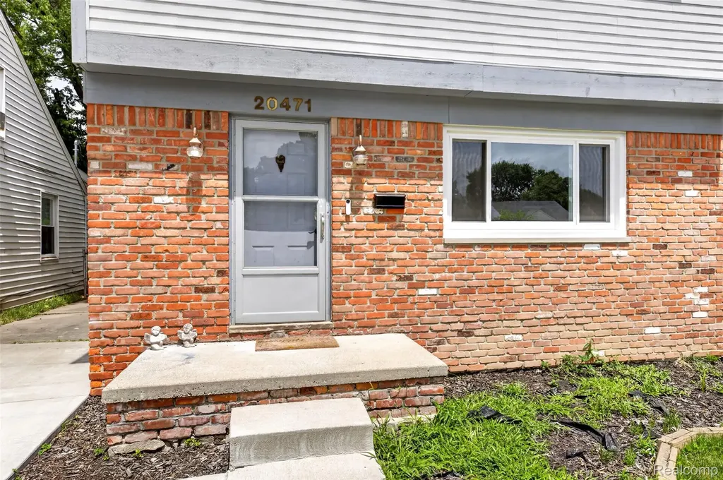 20471 Hollywood Street Harper Woods City MI 48225