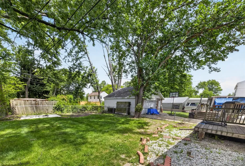 20471 Hollywood Street Harper Woods City MI 48225