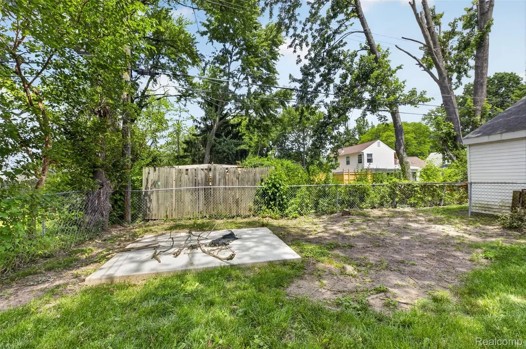 20471 Hollywood Street Harper Woods City MI 48225