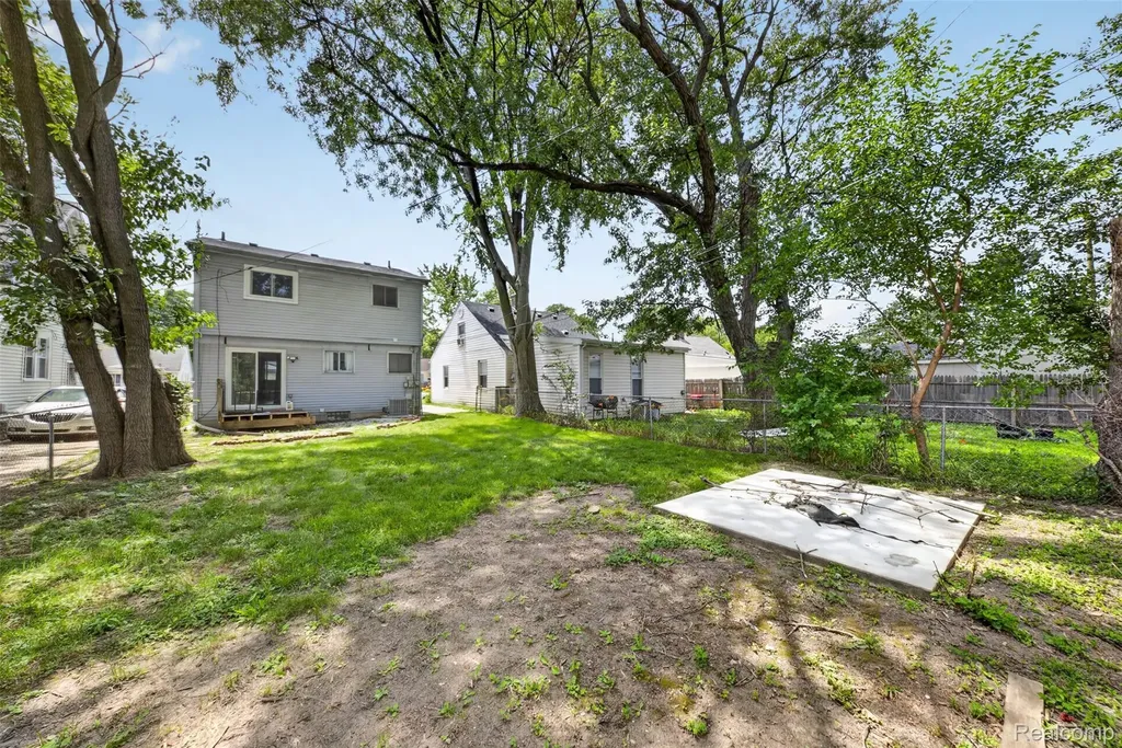 20471 Hollywood Street Harper Woods City MI 48225