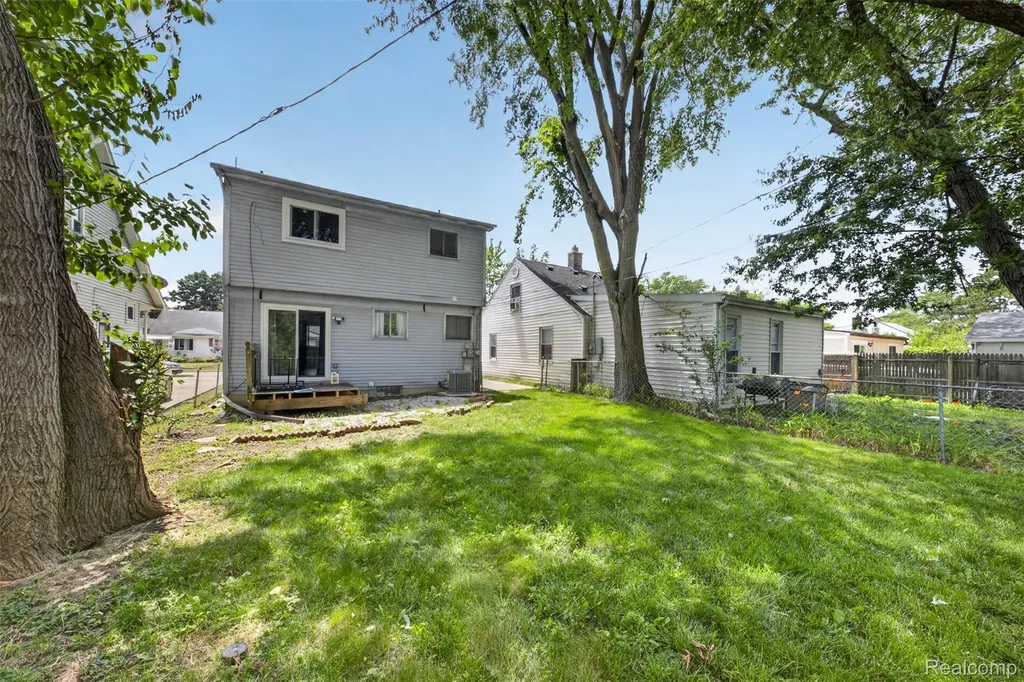 20471 Hollywood Street Harper Woods City MI 48225