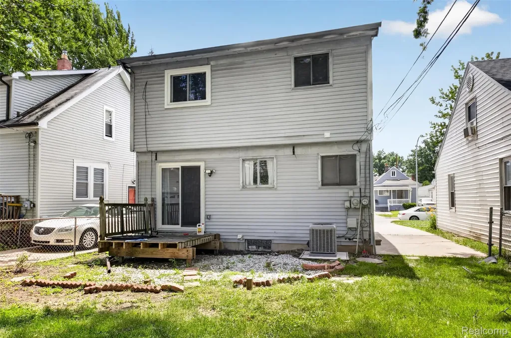 20471 Hollywood Street Harper Woods City MI 48225