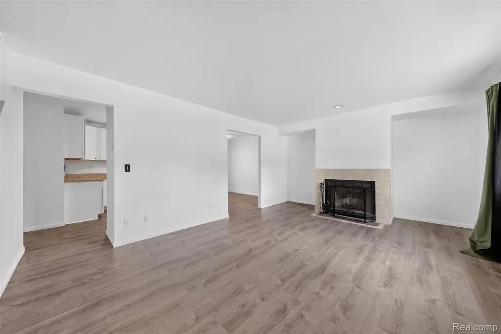 20471 Hollywood Street Harper Woods City MI 48225