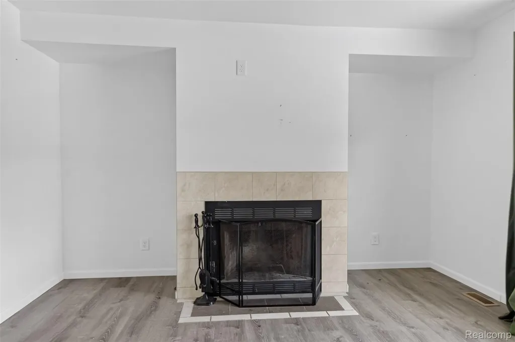 20471 Hollywood Street Harper Woods City MI 48225