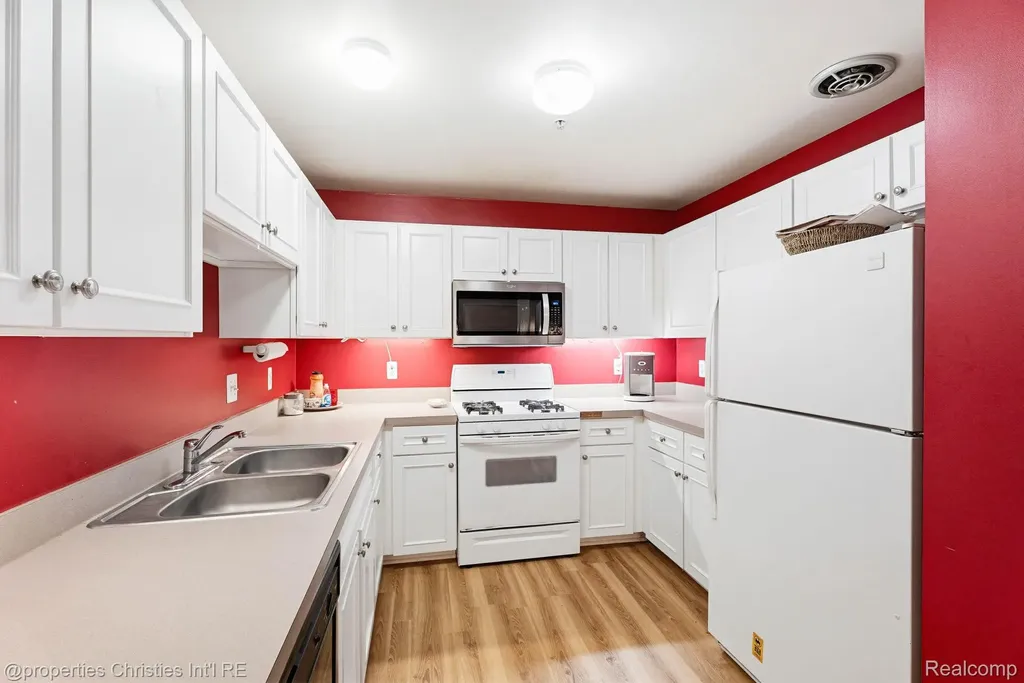 16854 Farmington Road Livonia City MI 48154
