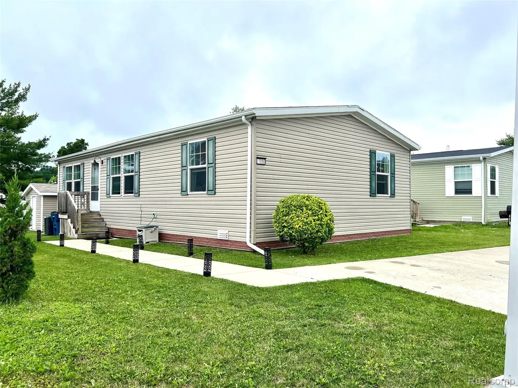 17096 Detroiter Avenue Springfield Charter Township MI 48350