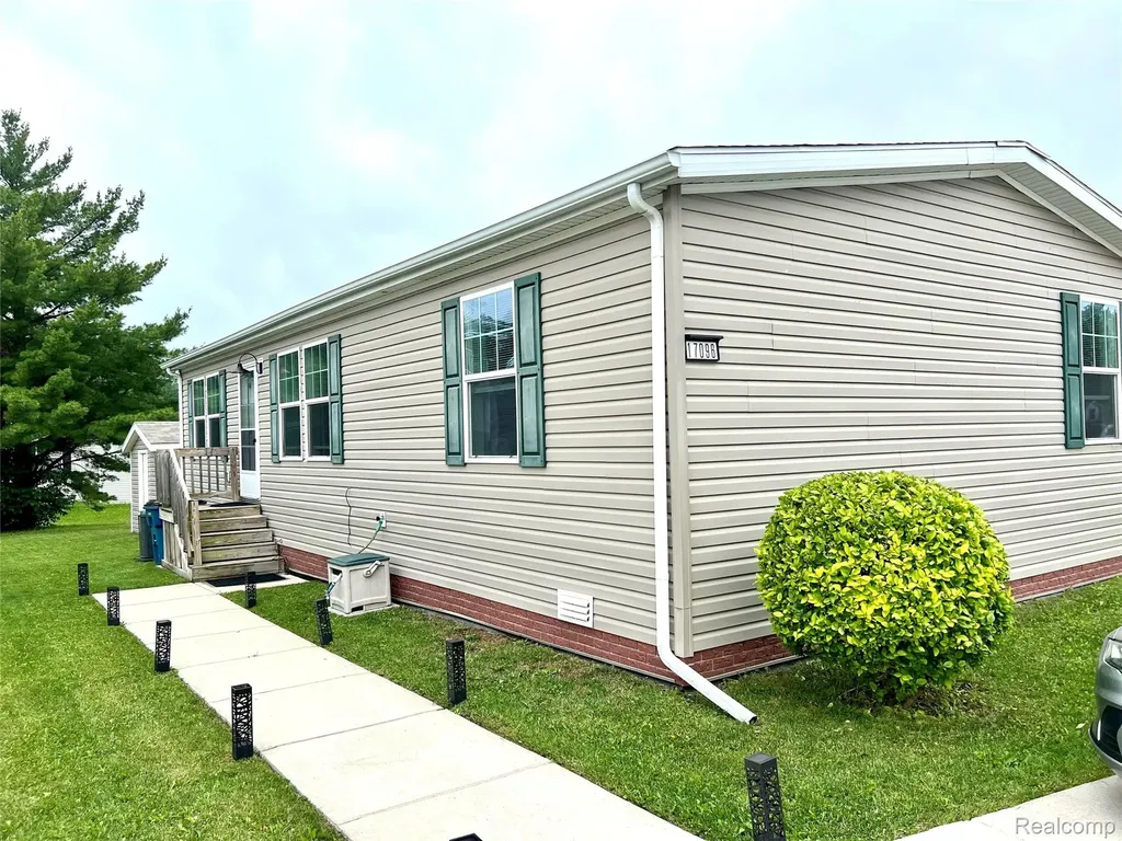17096 Detroiter Avenue Springfield Charter Township MI 48350