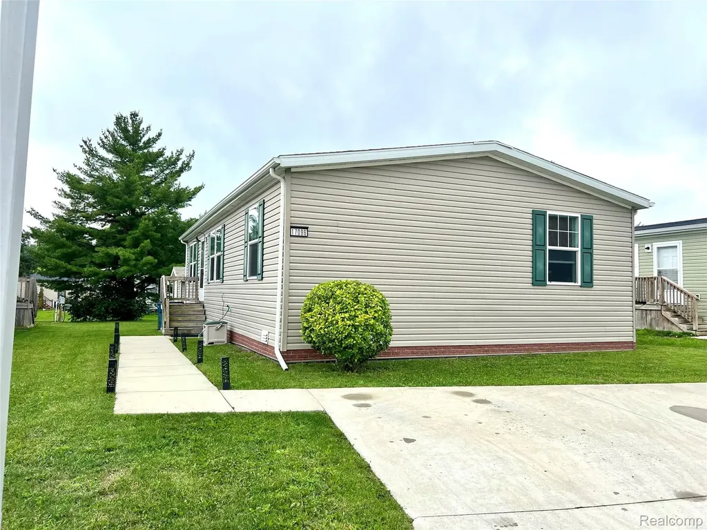 17096 Detroiter Avenue Springfield Charter Township MI 48350