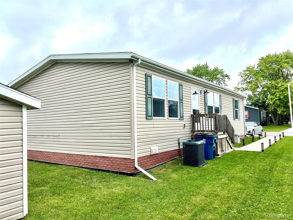 17096 Detroiter Avenue Springfield Charter Township MI 48350