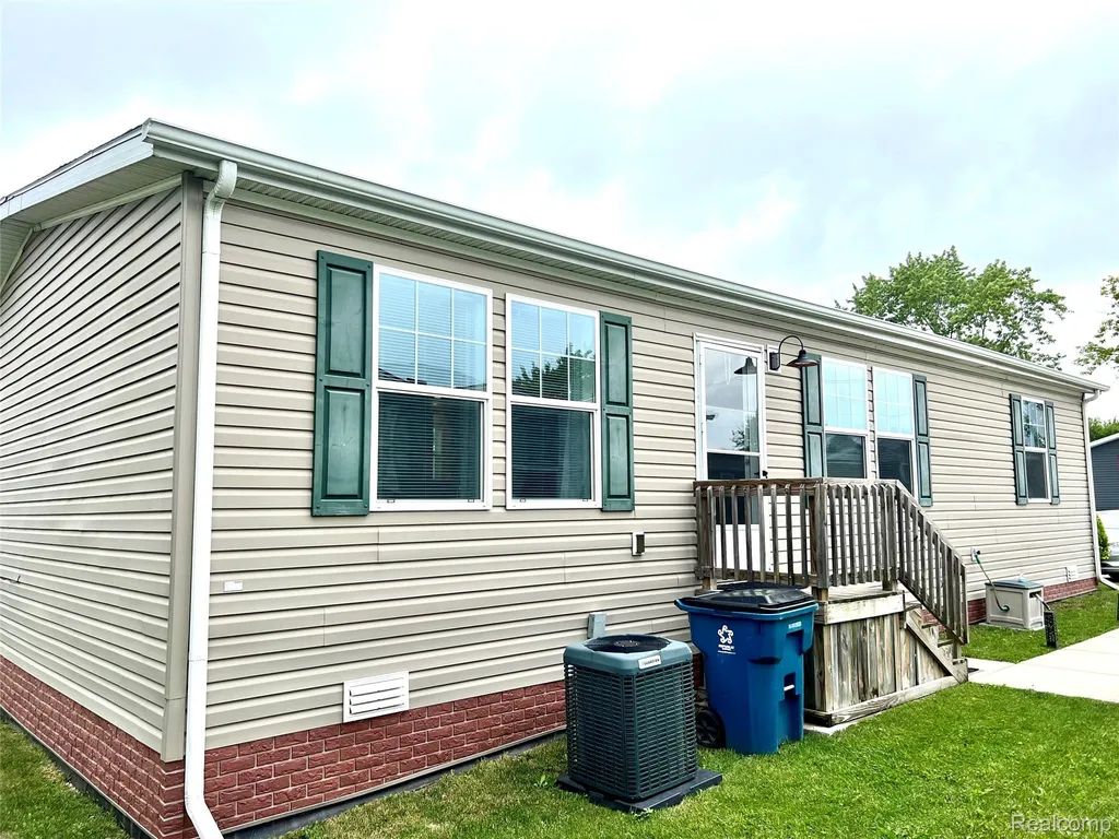 17096 Detroiter Avenue Springfield Charter Township MI 48350