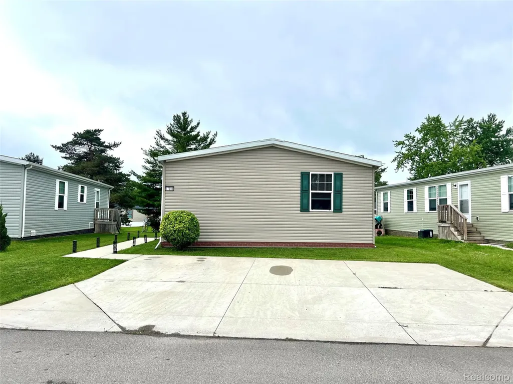 17096 Detroiter Avenue Springfield Charter Township MI 48350