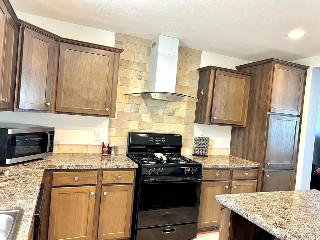 17096 Detroiter Avenue Springfield Charter Township MI 48350