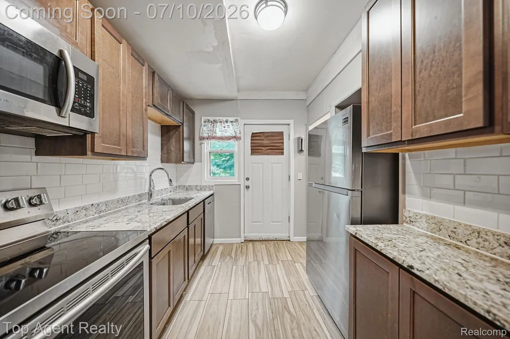 74 Washington Street Mt. Clemens City MI 48043