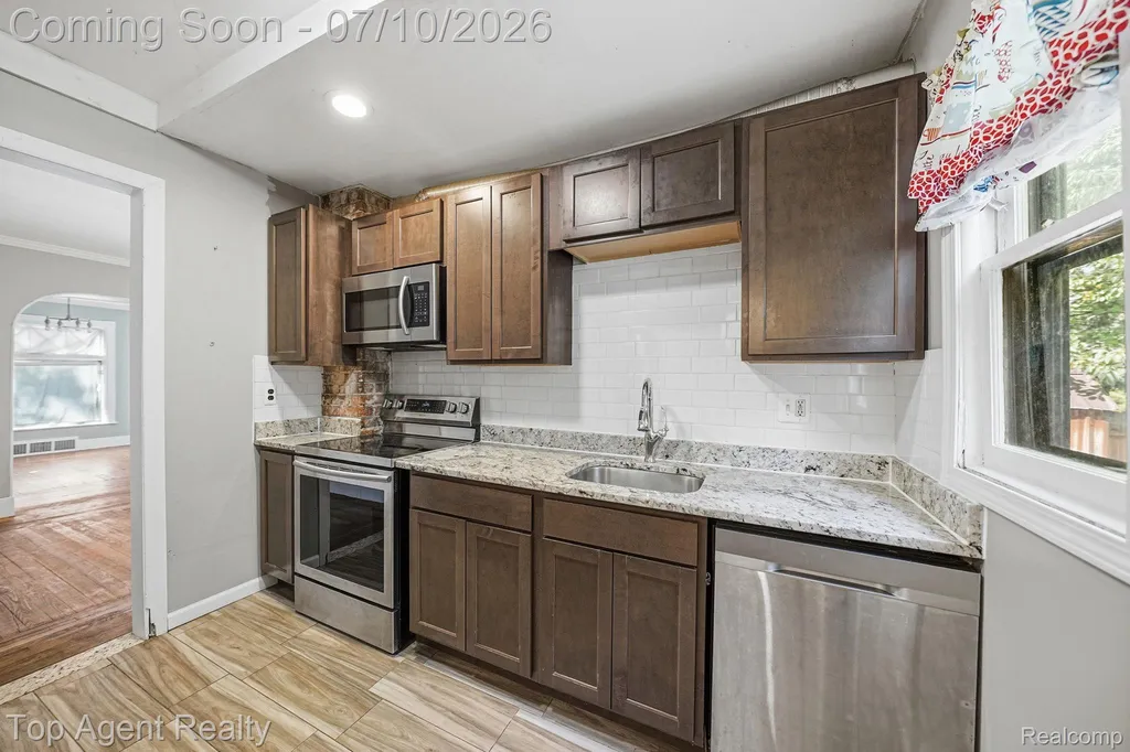 74 Washington Street Mt. Clemens City MI 48043