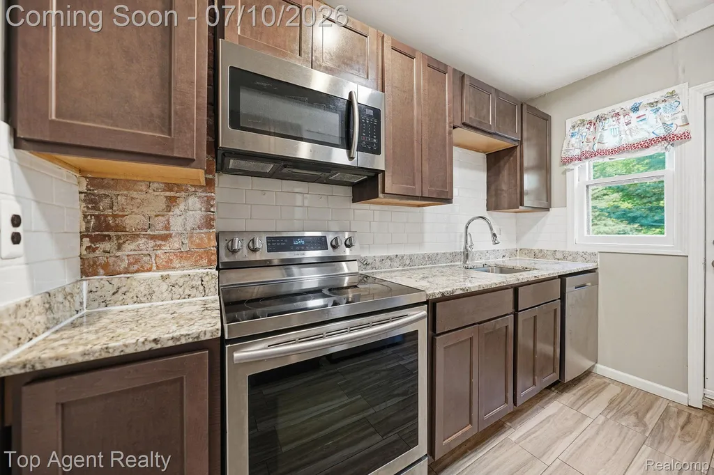 74 Washington Street Mt. Clemens City MI 48043