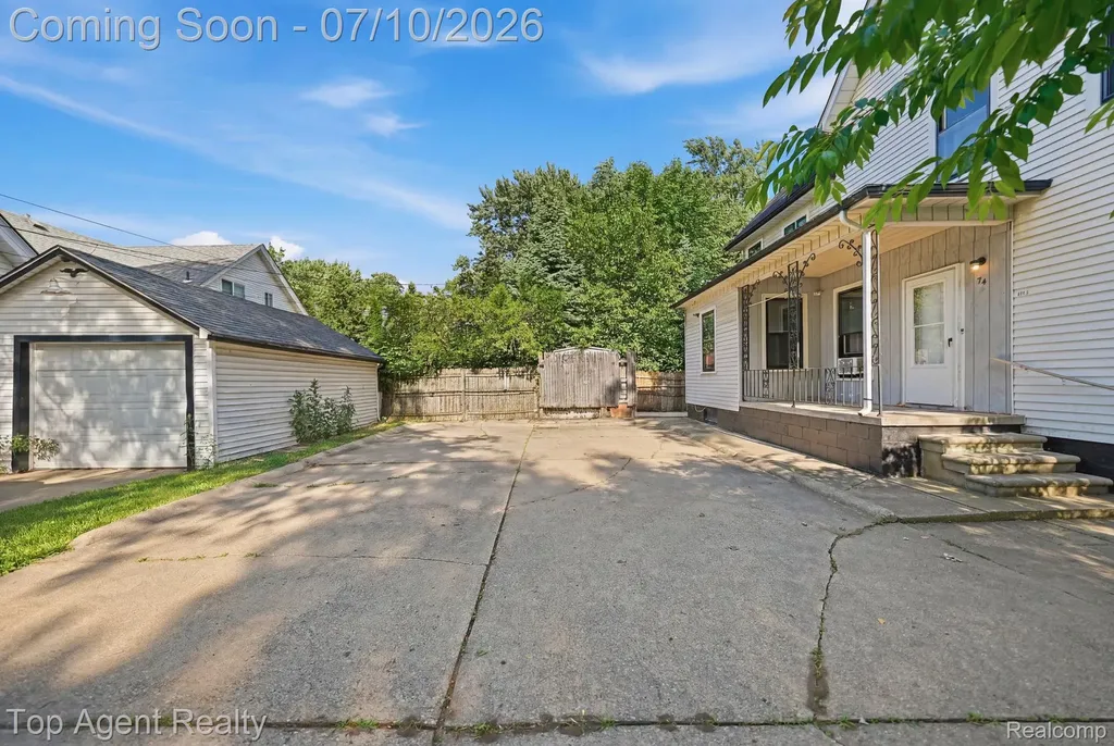 74 Washington Street Mt. Clemens City MI 48043