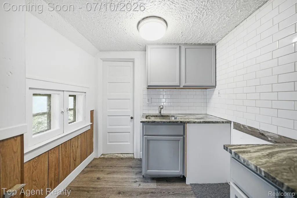 74 Washington Street Mt. Clemens City MI 48043