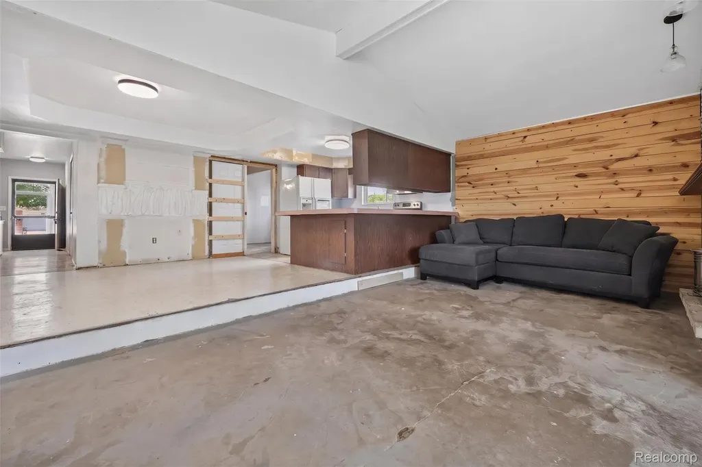 14535 Brohl Drive Warren City MI 48088