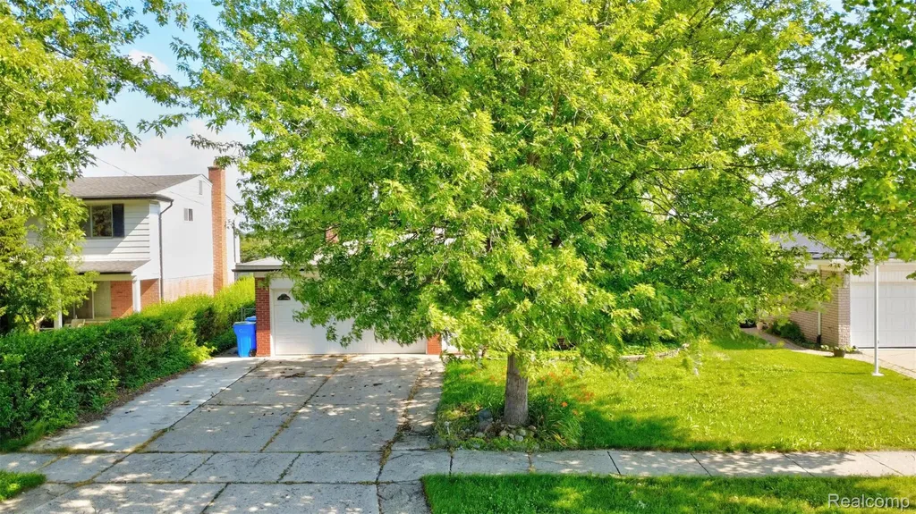 14535 Brohl Drive Warren City MI 48088