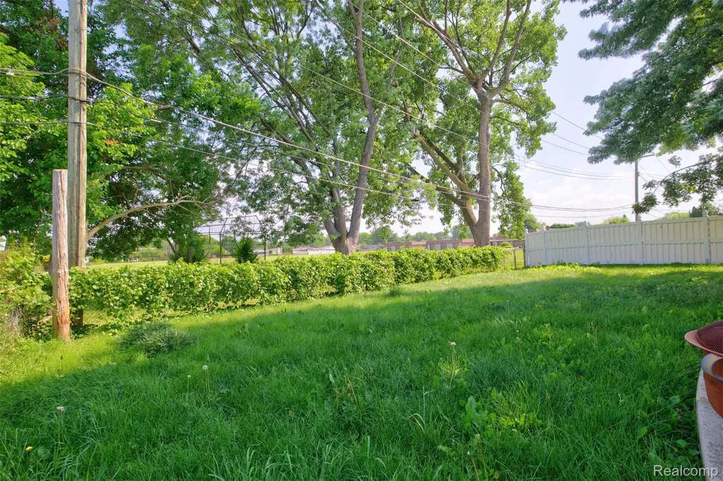 14535 Brohl Drive Warren City MI 48088