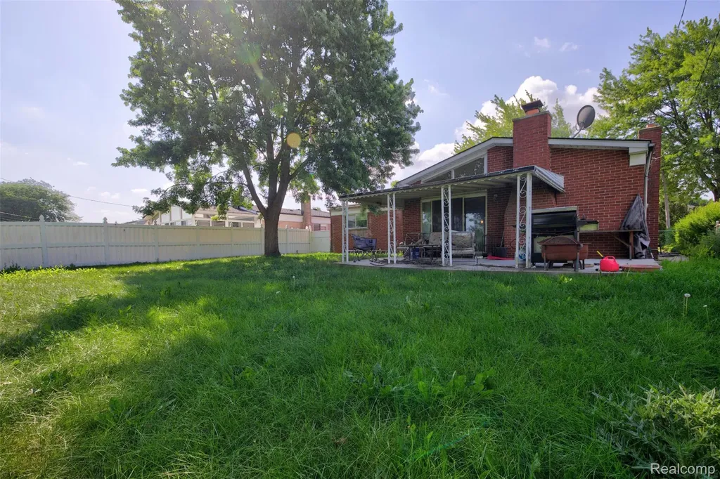14535 Brohl Drive Warren City MI 48088
