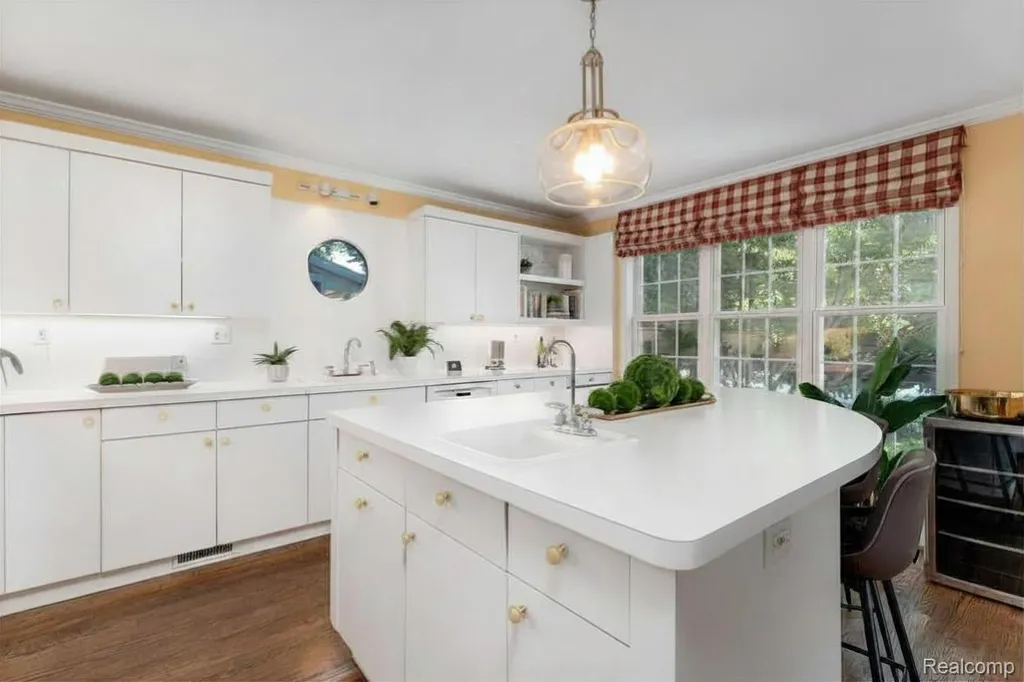 209 Chesterfield Avenue Birmingham City MI 48009