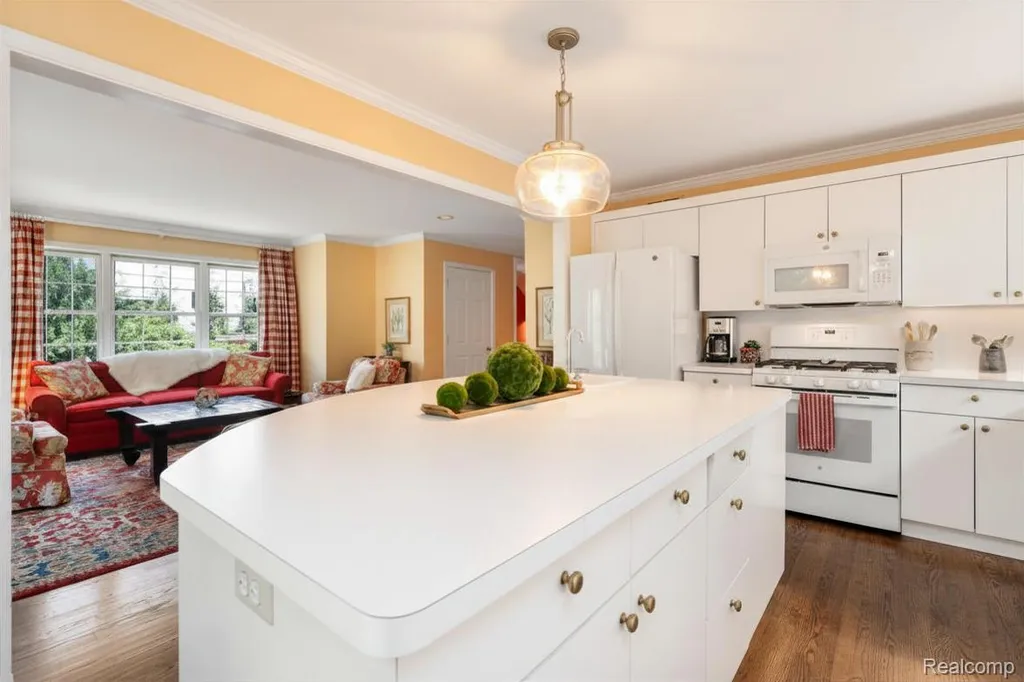209 Chesterfield Avenue Birmingham City MI 48009