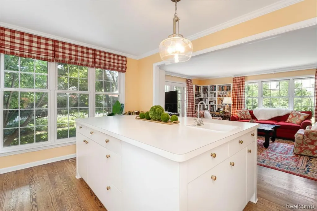 209 Chesterfield Avenue Birmingham City MI 48009