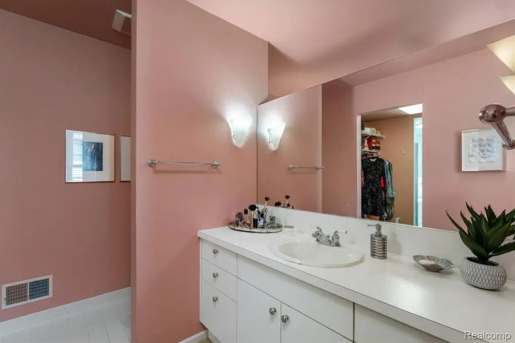 209 Chesterfield Avenue Birmingham City MI 48009
