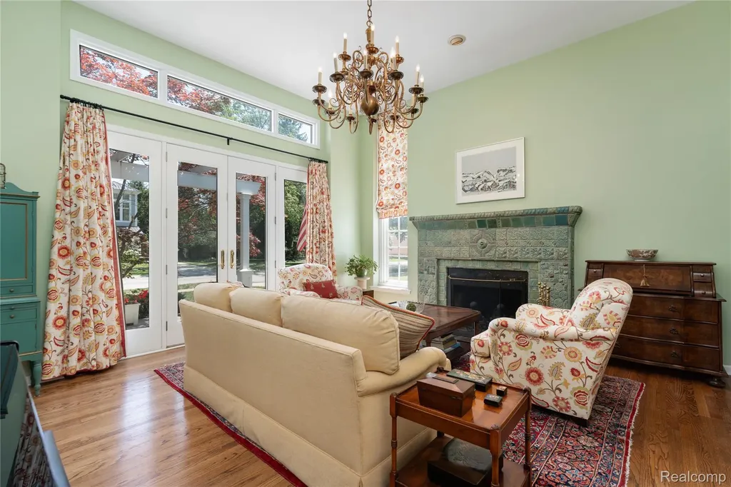 209 Chesterfield Avenue Birmingham City MI 48009