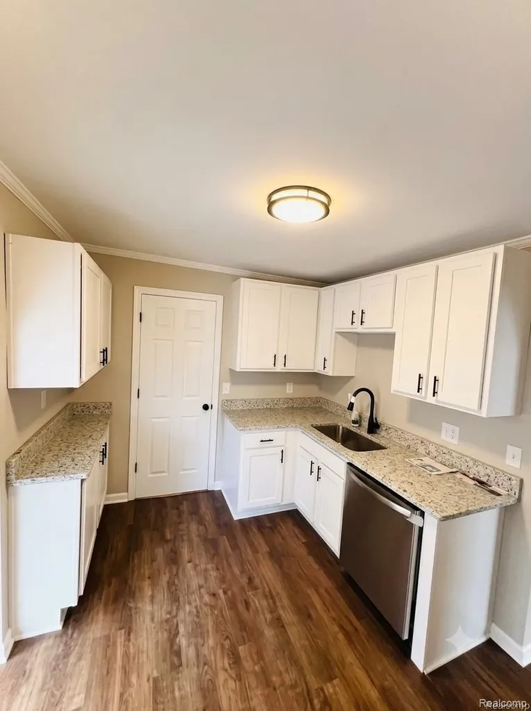557 White Avenue Lincoln Park City MI 48146