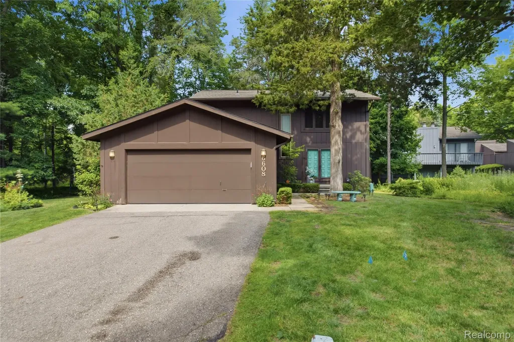 6608 Red Cedar Lane West Bloomfield Charter Township MI 48324