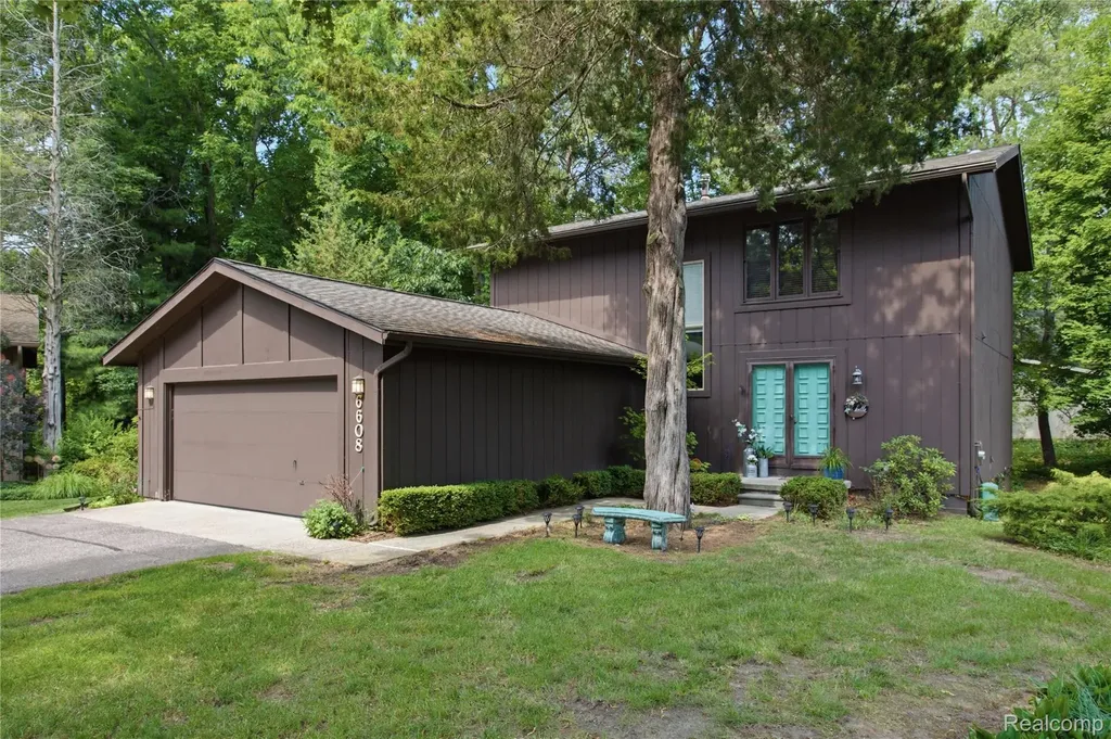 6608 Red Cedar Lane West Bloomfield Charter Township MI 48324