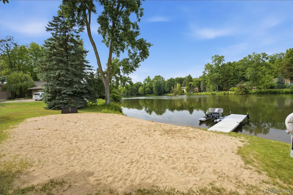 6608 Red Cedar Lane West Bloomfield Charter Township MI 48324