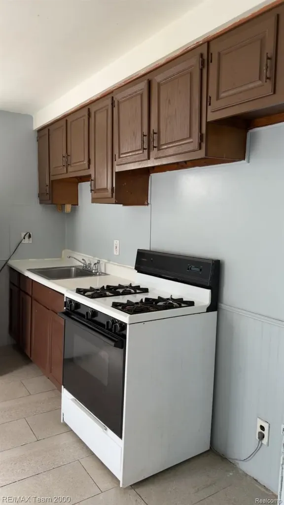 1774 Detroit Avenue Lincoln Park City MI 48146