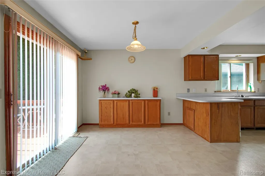 5010 Kelly Drive Warren City MI 48092