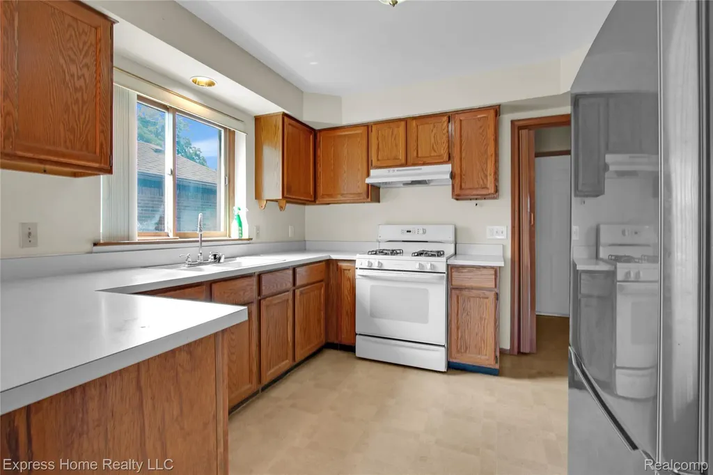 5010 Kelly Drive Warren City MI 48092