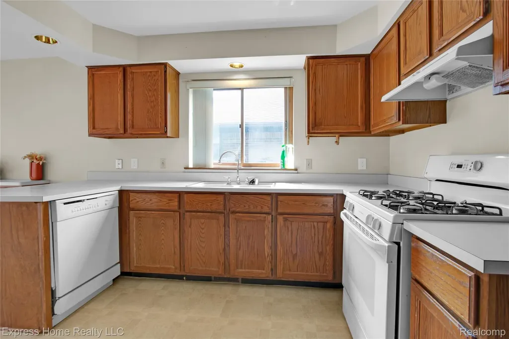 5010 Kelly Drive Warren City MI 48092