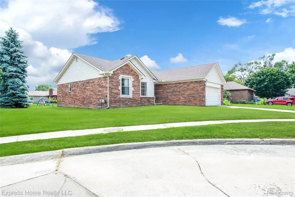 5010 Kelly Drive Warren City MI 48092