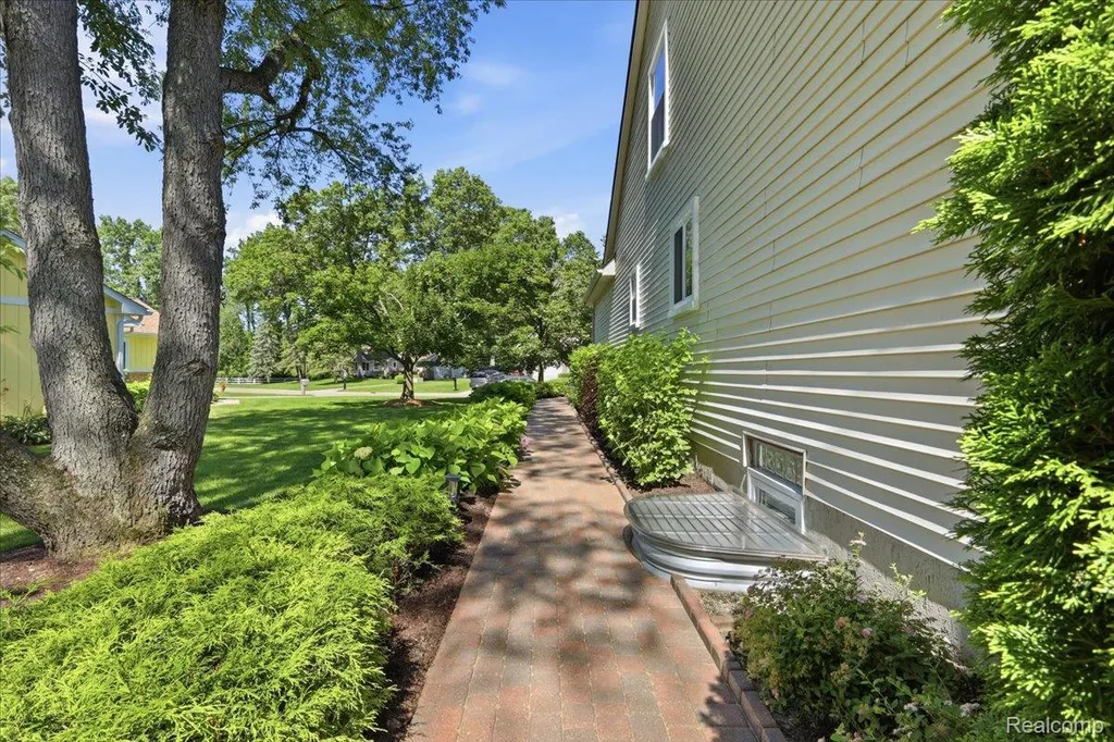 3180 Viking Drive Commerce Charter Township MI 48390