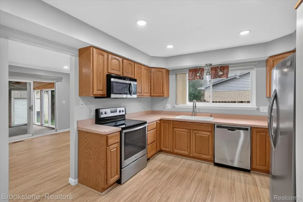 39795 Waldorf Drive Clinton Charter Township MI 48038