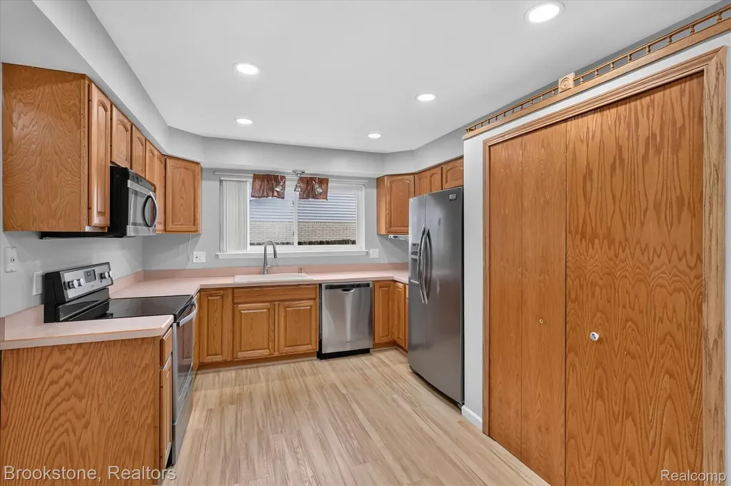 39795 Waldorf Drive Clinton Charter Township MI 48038